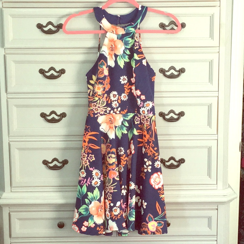 Gorgeous floral dress!